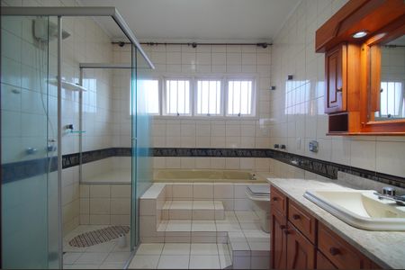 Casa para alugar com 445m², 5 quartos e 6 vagasBanheiro 1