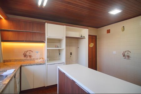 Casa para alugar com 445m², 5 quartos e 6 vagasCozinha