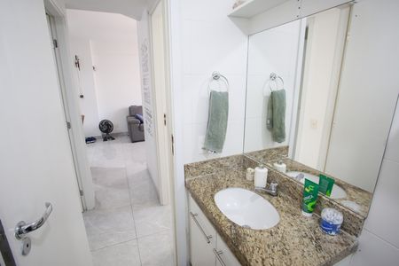 Apartamento à venda com 64m², 2 quartos e 1 vaga Apartamento à venda com 64m², 2 quartos e 1 vagaBanheiro Social