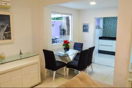 Casa de condomínio à venda com 240m², 3 quartos e 2 vagasSala