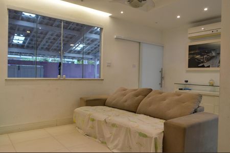 Casa de condomínio à venda com 240m², 3 quartos e 2 vagasSala