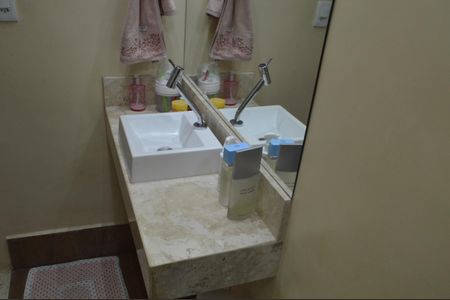 Casa de condomínio à venda com 240m², 3 quartos e 2 vagasBanheiro da Suíte