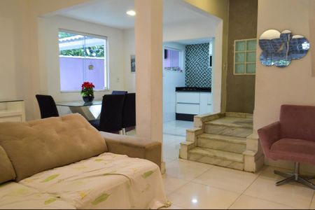 Casa de condomínio à venda com 240m², 3 quartos e 2 vagasSala