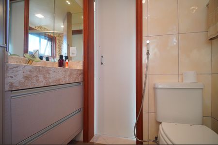 Apartamento à venda com 107m², 2 quartos e sem vagaBanheiro da Suíte