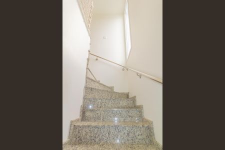 Casa de condomínio à venda com 92m², 2 quartos e 1 vaga Casa de condomínio à venda com 92m², 2 quartos e 1 vagaEscada