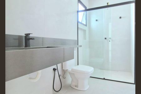 Casa de condomínio à venda com 280m², 4 quartos e 4 vagasBanheiro social 1