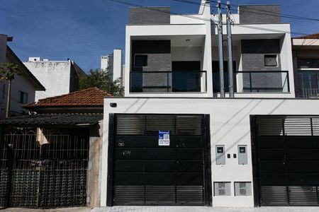 Casa à venda com 150m², 3 quartos e 2 vagas Casa à venda com 150m², 3 quartos e 2 vagasFachada