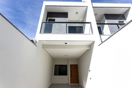 Casa à venda com 150m², 3 quartos e 2 vagas Casa à venda com 150m², 3 quartos e 2 vagasFachada