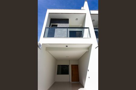 Casa à venda com 150m², 3 quartos e 2 vagas Casa à venda com 150m², 3 quartos e 2 vagasFachada