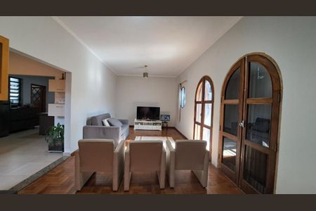 Casa à venda com 230m², 3 quartos e 3 vagas