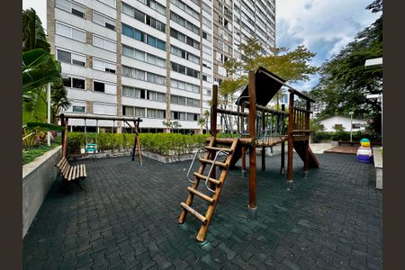 Apartamento à venda com 170m², 4 quartos e 2 vagas Apartamento à venda com 170m², 4 quartos e 2 vagasPlayground