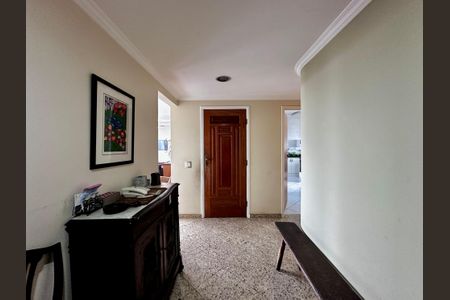 Apartamento à venda com 170m², 4 quartos e 2 vagas Apartamento à venda com 170m², 4 quartos e 2 vagasCorredor Quartos