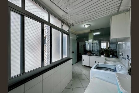 Apartamento à venda com 170m², 4 quartos e 2 vagas Apartamento à venda com 170m², 4 quartos e 2 vagasÁrea de Serviço