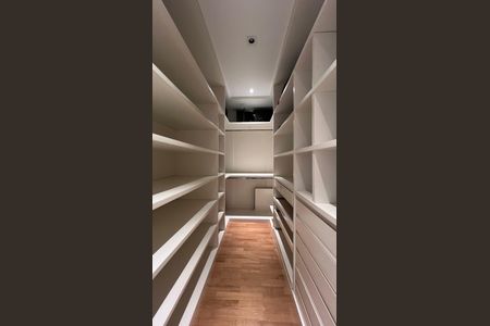 Apartamento à venda com 162m², 3 quartos e 4 vagas Apartamento à venda com 162m², 3 quartos e 4 vagasCloset da suíte 3