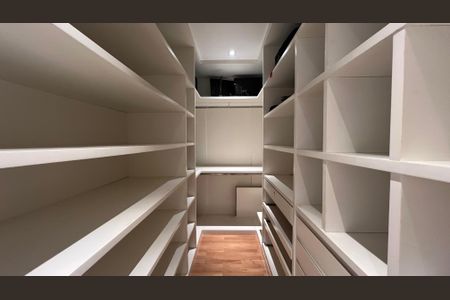 Apartamento à venda com 162m², 3 quartos e 4 vagas Apartamento à venda com 162m², 3 quartos e 4 vagasCloset da suíte 3