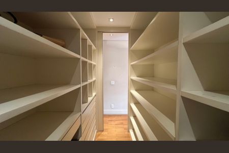 Apartamento à venda com 162m², 3 quartos e 4 vagas Apartamento à venda com 162m², 3 quartos e 4 vagasCloset da suíte 3