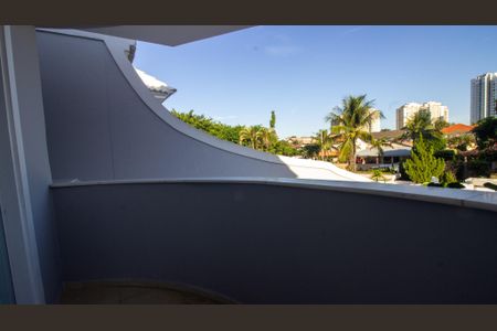 Casa de condomínio à venda com 374m², 5 quartos e 3 vagas Casa de condomínio à venda com 374m², 5 quartos e 3 vagasSacada da Suíte 4