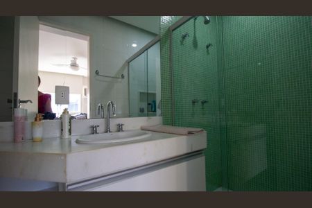 Casa de condomínio à venda com 374m², 5 quartos e 3 vagas Casa de condomínio à venda com 374m², 5 quartos e 3 vagasBanheiro da Suíte 3