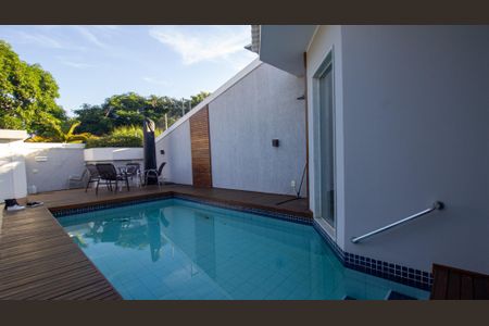 Casa de condomínio à venda com 374m², 5 quartos e 3 vagas Casa de condomínio à venda com 374m², 5 quartos e 3 vagasÁrea comum - Piscina