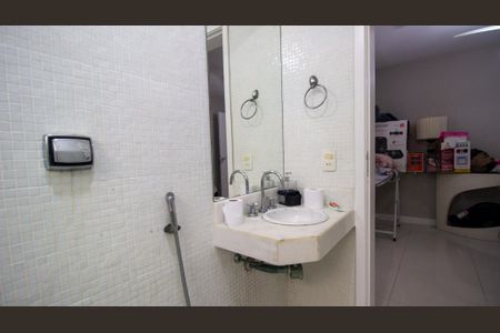 Casa de condomínio à venda com 374m², 5 quartos e 3 vagas Casa de condomínio à venda com 374m², 5 quartos e 3 vagasBanheiro da Suíte 5