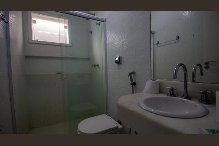 Casa de condomínio à venda com 374m², 5 quartos e 3 vagas Casa de condomínio à venda com 374m², 5 quartos e 3 vagasBanheiro da Suíte 5