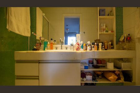 Casa de condomínio à venda com 374m², 5 quartos e 3 vagas Casa de condomínio à venda com 374m², 5 quartos e 3 vagasBanheiro 2 da Suíte 4