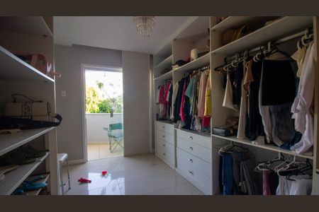 Casa de condomínio à venda com 374m², 5 quartos e 3 vagas Casa de condomínio à venda com 374m², 5 quartos e 3 vagasCloset 2 da Suíte 4