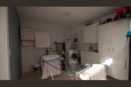 Casa de condomínio à venda com 374m², 5 quartos e 3 vagas Casa de condomínio à venda com 374m², 5 quartos e 3 vagasÁrea de Serviço