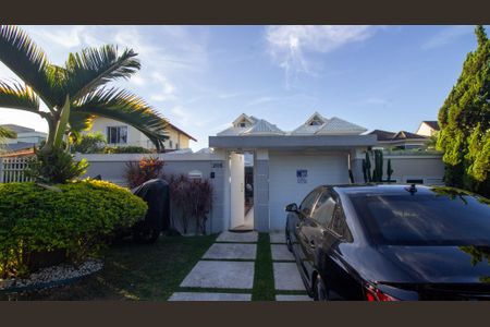 Casa de condomínio à venda com 374m², 5 quartos e 3 vagas Casa de condomínio à venda com 374m², 5 quartos e 3 vagasFachada/Plaquinha