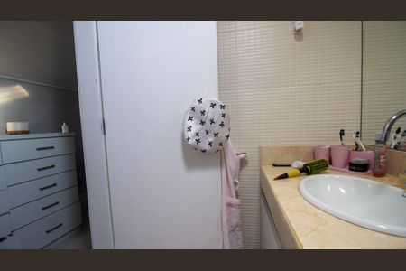 Casa de condomínio à venda com 374m², 5 quartos e 3 vagas Casa de condomínio à venda com 374m², 5 quartos e 3 vagasBanheiro da Suíte 1