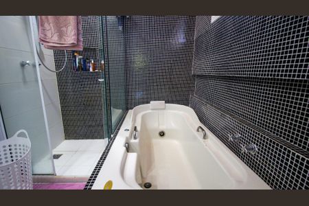 Casa de condomínio à venda com 374m², 5 quartos e 3 vagas Casa de condomínio à venda com 374m², 5 quartos e 3 vagasBanheiro 1 da Suíte 4