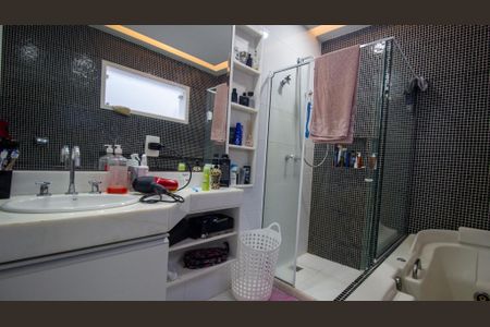 Casa de condomínio à venda com 374m², 5 quartos e 3 vagas Casa de condomínio à venda com 374m², 5 quartos e 3 vagasBanheiro 1 da Suíte 4