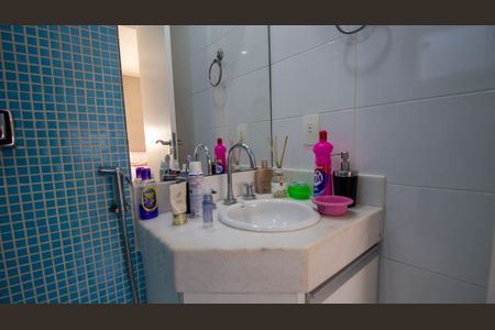 Casa de condomínio à venda com 374m², 5 quartos e 3 vagas Casa de condomínio à venda com 374m², 5 quartos e 3 vagasBanheiro da Suíte 2