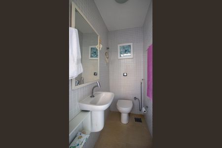 Casa de condomínio à venda com 374m², 5 quartos e 3 vagas Casa de condomínio à venda com 374m², 5 quartos e 3 vagasÁrea comum - Lavabo da Área Gourmet