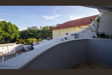Casa de condomínio à venda com 374m², 5 quartos e 3 vagas Casa de condomínio à venda com 374m², 5 quartos e 3 vagasSacada da Suíte 4