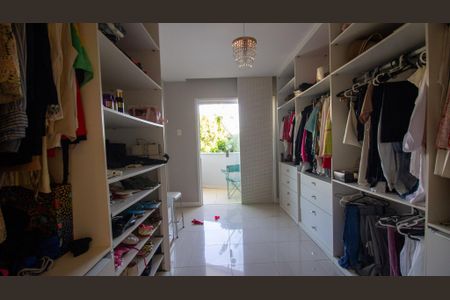 Casa de condomínio à venda com 374m², 5 quartos e 3 vagas Casa de condomínio à venda com 374m², 5 quartos e 3 vagasCloset 2 da Suíte 4