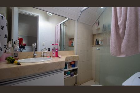 Casa de condomínio à venda com 374m², 5 quartos e 3 vagas Casa de condomínio à venda com 374m², 5 quartos e 3 vagasBanheiro da Suíte 1