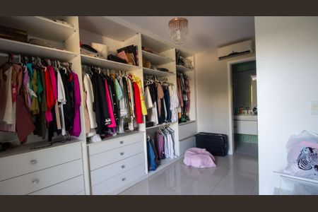 Casa de condomínio à venda com 374m², 5 quartos e 3 vagas Casa de condomínio à venda com 374m², 5 quartos e 3 vagasCloset 2 da Suíte 4