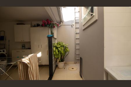 Casa de condomínio à venda com 374m², 5 quartos e 3 vagas Casa de condomínio à venda com 374m², 5 quartos e 3 vagasÁrea de Serviço