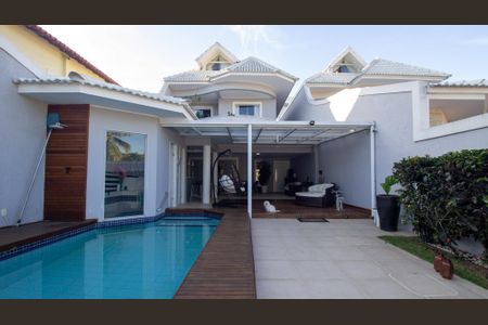 Casa de condomínio à venda com 374m², 5 quartos e 3 vagas Casa de condomínio à venda com 374m², 5 quartos e 3 vagasÁrea comum - Quintal