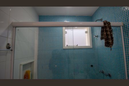 Casa de condomínio à venda com 374m², 5 quartos e 3 vagas Casa de condomínio à venda com 374m², 5 quartos e 3 vagasBanheiro da Suíte 2