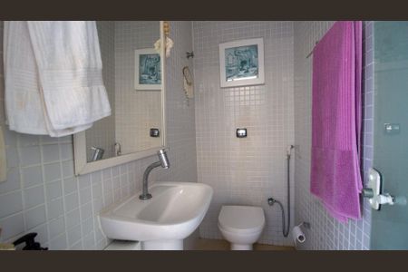 Casa de condomínio à venda com 374m², 5 quartos e 3 vagas Casa de condomínio à venda com 374m², 5 quartos e 3 vagasÁrea comum - Lavabo da Área Gourmet