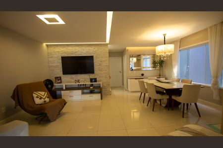 Casa de condomínio à venda com 374m², 5 quartos e 3 vagas Casa de condomínio à venda com 374m², 5 quartos e 3 vagasSala