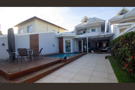 Casa de condomínio à venda com 374m², 5 quartos e 3 vagas Casa de condomínio à venda com 374m², 5 quartos e 3 vagasÁrea comum - Quintal