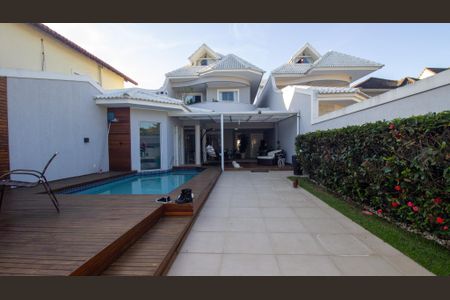 Casa de condomínio à venda com 374m², 5 quartos e 3 vagas Casa de condomínio à venda com 374m², 5 quartos e 3 vagasÁrea comum - Quintal