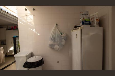 Casa de condomínio à venda com 374m², 5 quartos e 3 vagas Casa de condomínio à venda com 374m², 5 quartos e 3 vagasÁrea de Serviço