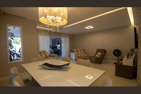 Casa de condomínio à venda com 374m², 5 quartos e 3 vagas Casa de condomínio à venda com 374m², 5 quartos e 3 vagasSala