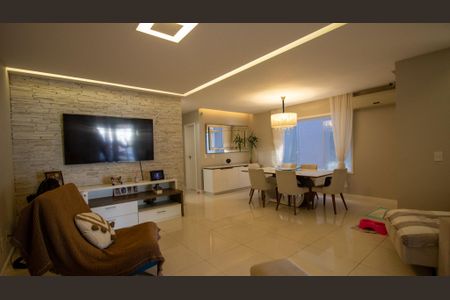 Casa de condomínio à venda com 374m², 5 quartos e 3 vagas Casa de condomínio à venda com 374m², 5 quartos e 3 vagasSala