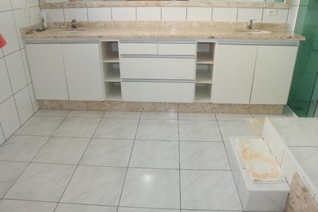 Casa à venda com 300m², 4 quartos e 4 vagasBanheiro da Suíte 1