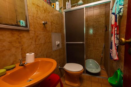 Casa à venda com 235m², 5 quartos e 4 vagas Casa à venda com 235m², 5 quartos e 4 vagasCasa 2 - Banheiro